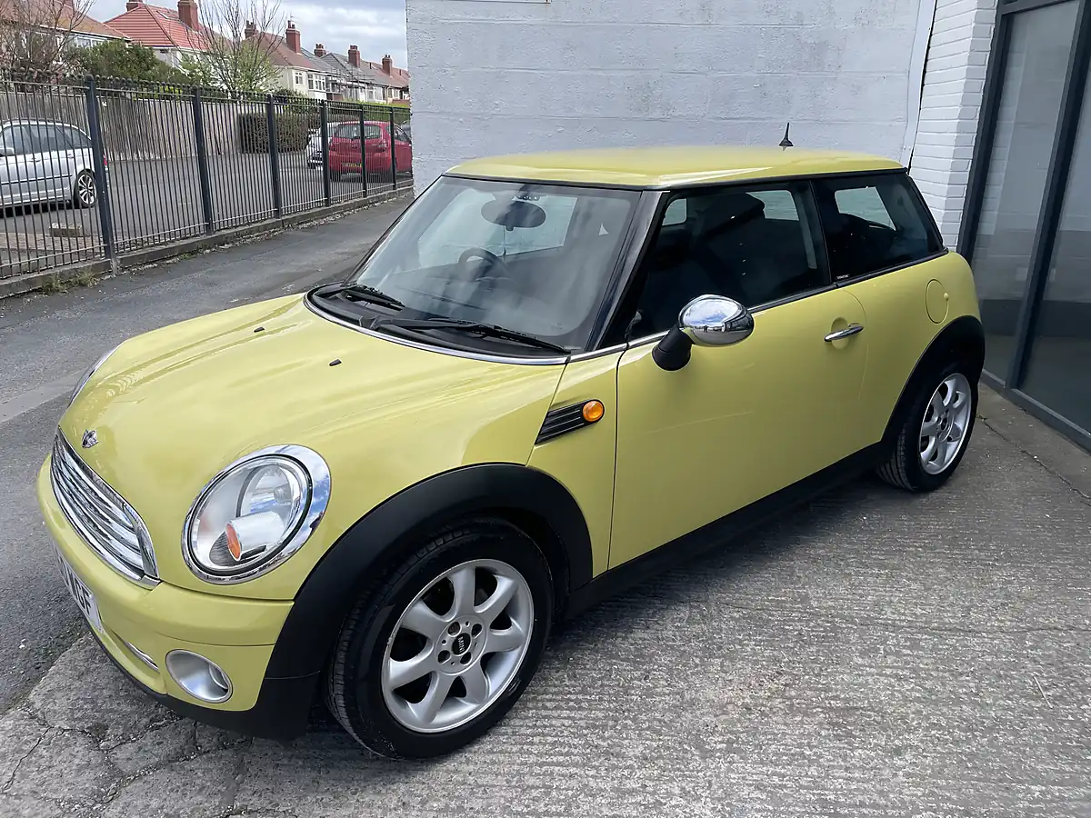 Used 2010 MINI Hatch One (pepper Pack) Interchange Yellow - Interior and Exterior details 4