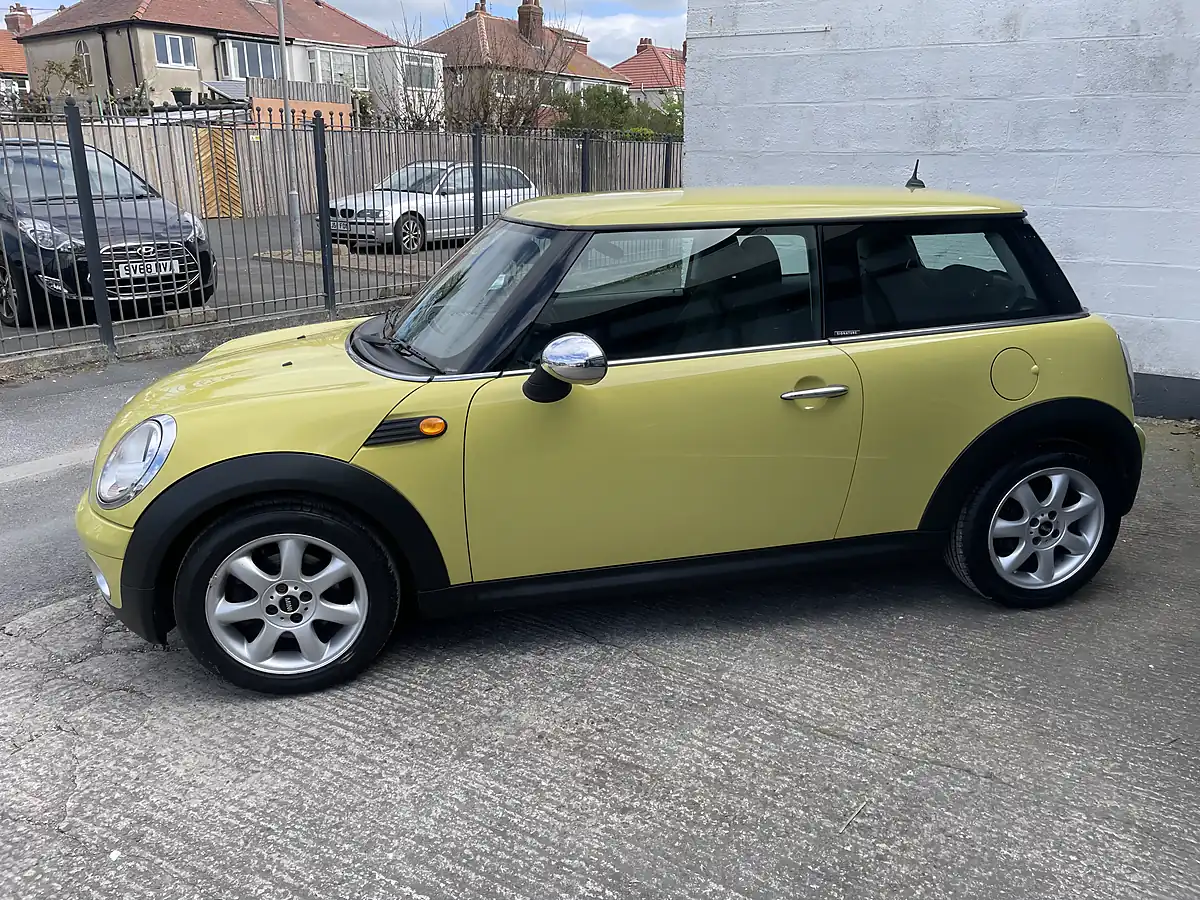 Used 2010 MINI Hatch One (pepper Pack) Interchange Yellow - Interior and Exterior details 5