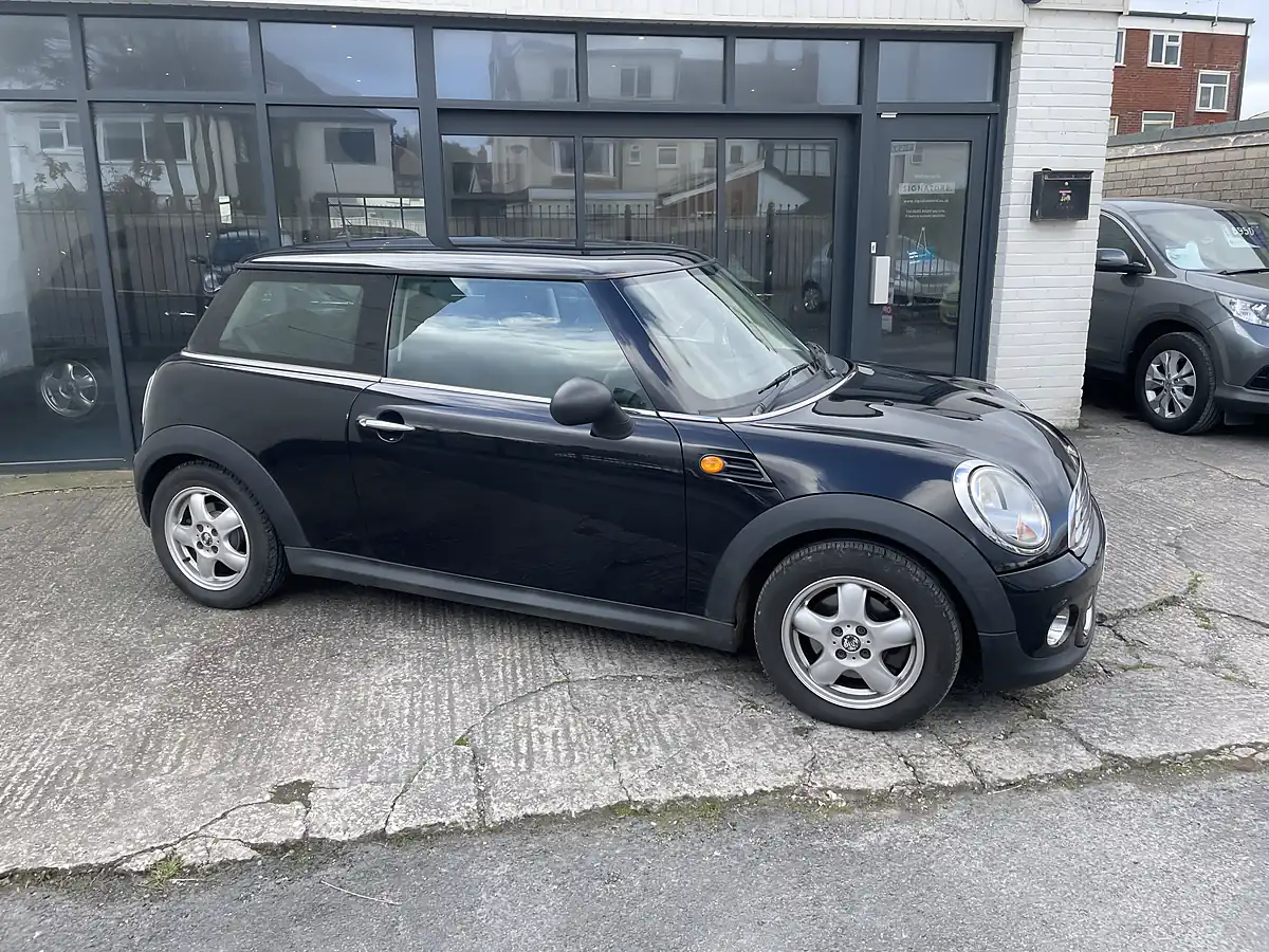 Used 2010 MINI Hatch One (pepper Pack) Midnight Black Metallic - Interior and Exterior details 2
