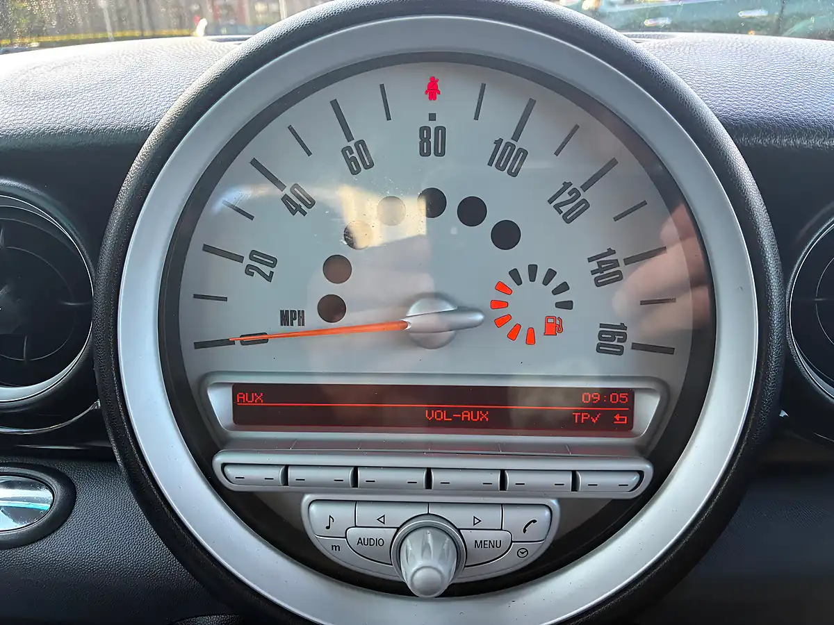 Used 2010 MINI Hatch One Silver - Interior and Exterior details 13