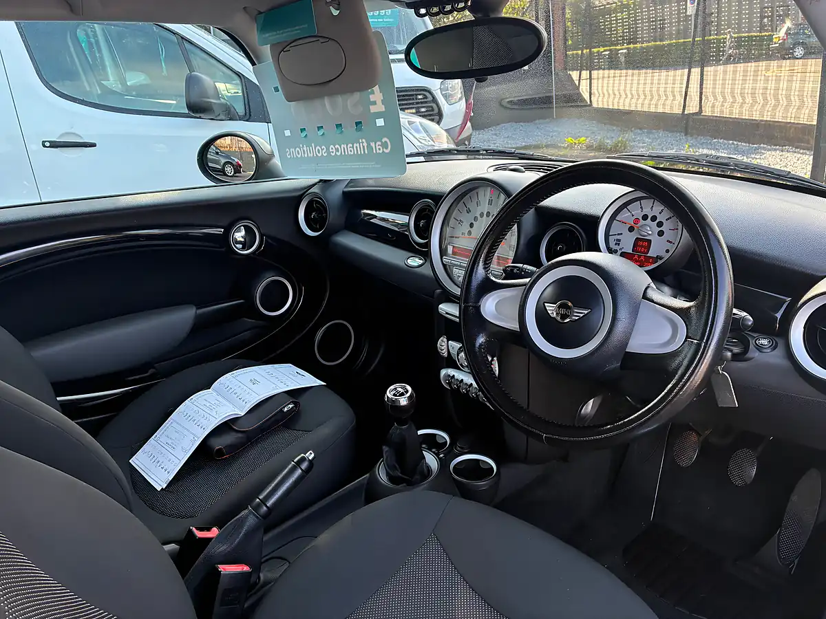 Used 2010 MINI Hatch One Silver - Interior and Exterior details 15