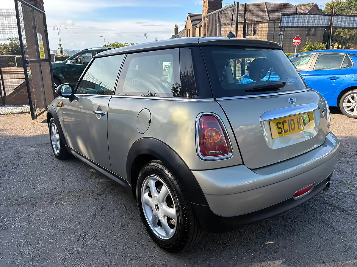 Used 2010 MINI Hatch One Silver - Interior and Exterior details 4