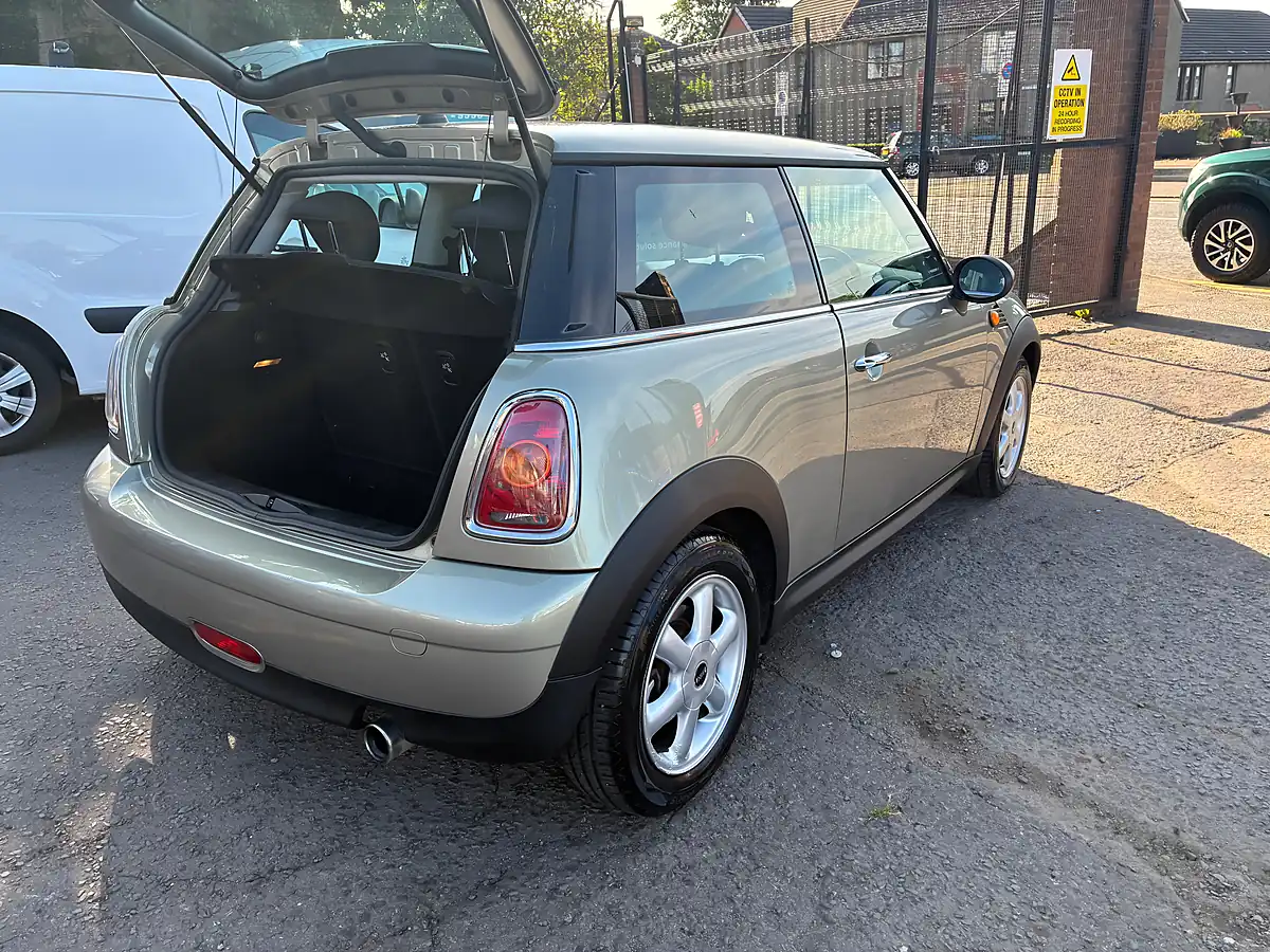 Used 2010 MINI Hatch One Silver - Interior and Exterior details 6