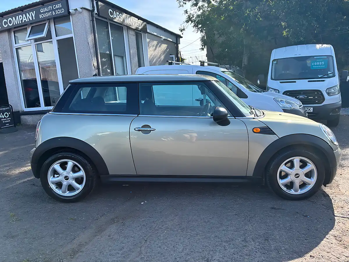 Used 2010 MINI Hatch One Silver - Interior and Exterior details 8