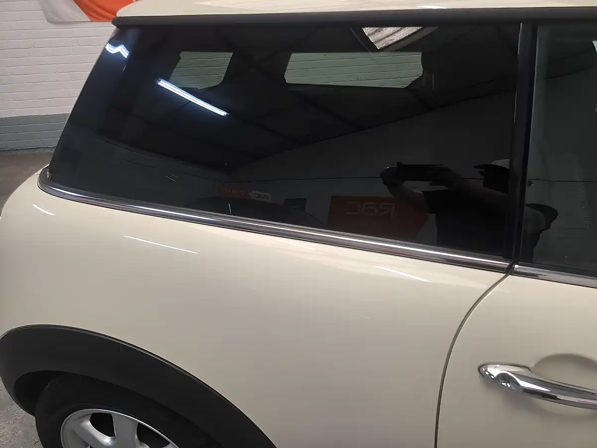 Used 2010 MINI Hatch One White - Interior and Exterior details 10