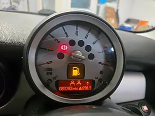 Used 2010 MINI Hatch One White - Interior and Exterior details 15