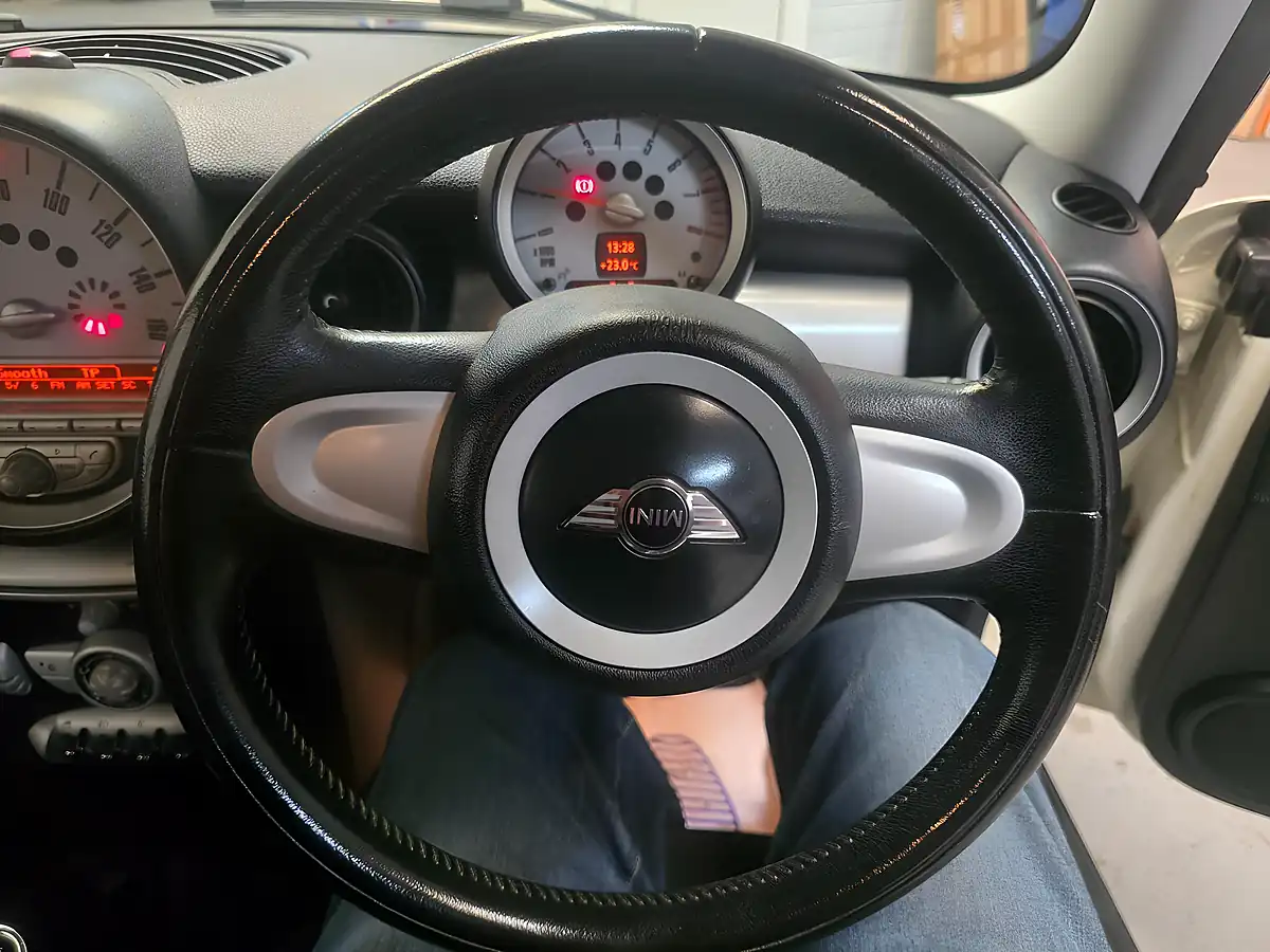 Used 2010 MINI Hatch One White - Interior and Exterior details 16