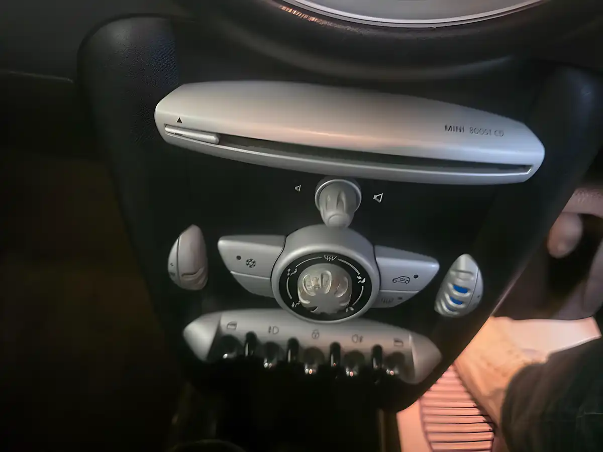 Used 2010 MINI Hatch One White - Interior and Exterior details 17