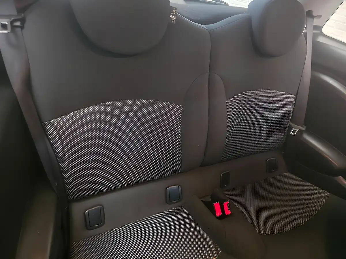 Used 2010 MINI Hatch One White - Interior and Exterior details 20