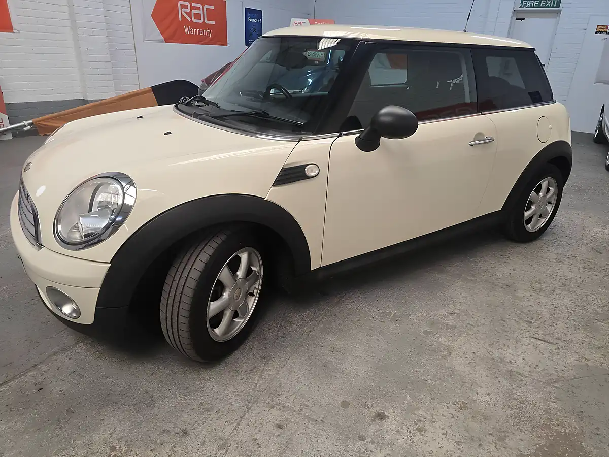 Used 2010 MINI Hatch One White - Interior and Exterior details 4