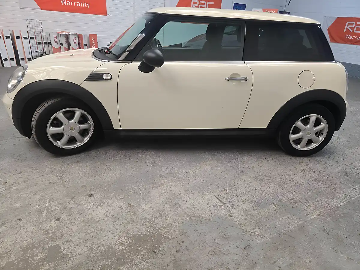 Used 2010 MINI Hatch One White - Interior and Exterior details 5