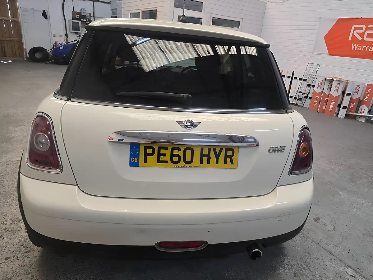 Used 2010 MINI Hatch One White - Interior and Exterior details 7