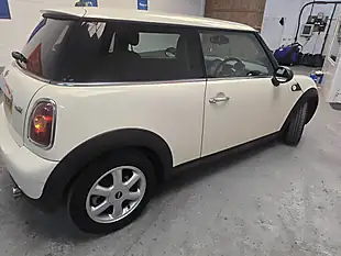 Used 2010 MINI Hatch One White - Interior and Exterior details 8