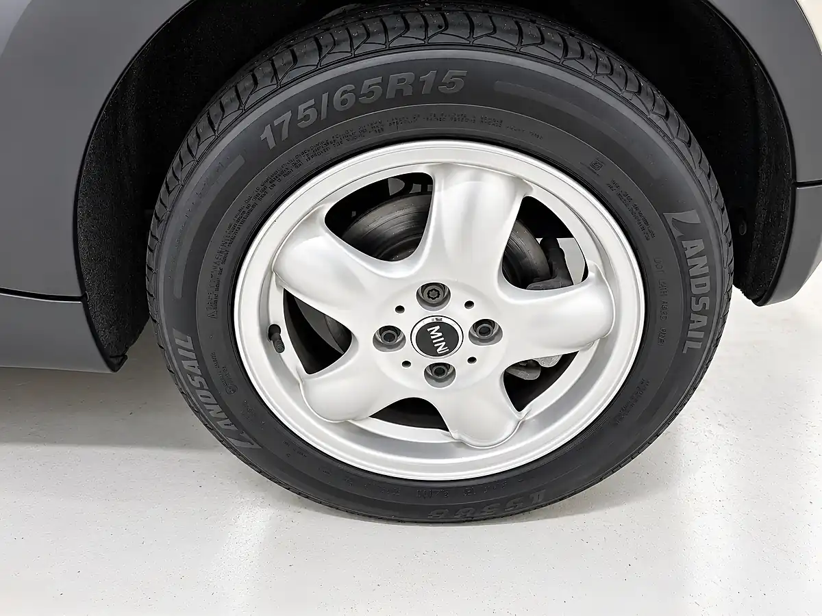 Used 2010 MINI Hatch One White - Interior and Exterior details 10