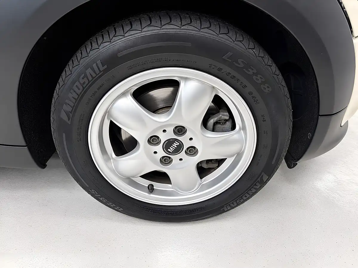 Used 2010 MINI Hatch One White - Interior and Exterior details 11