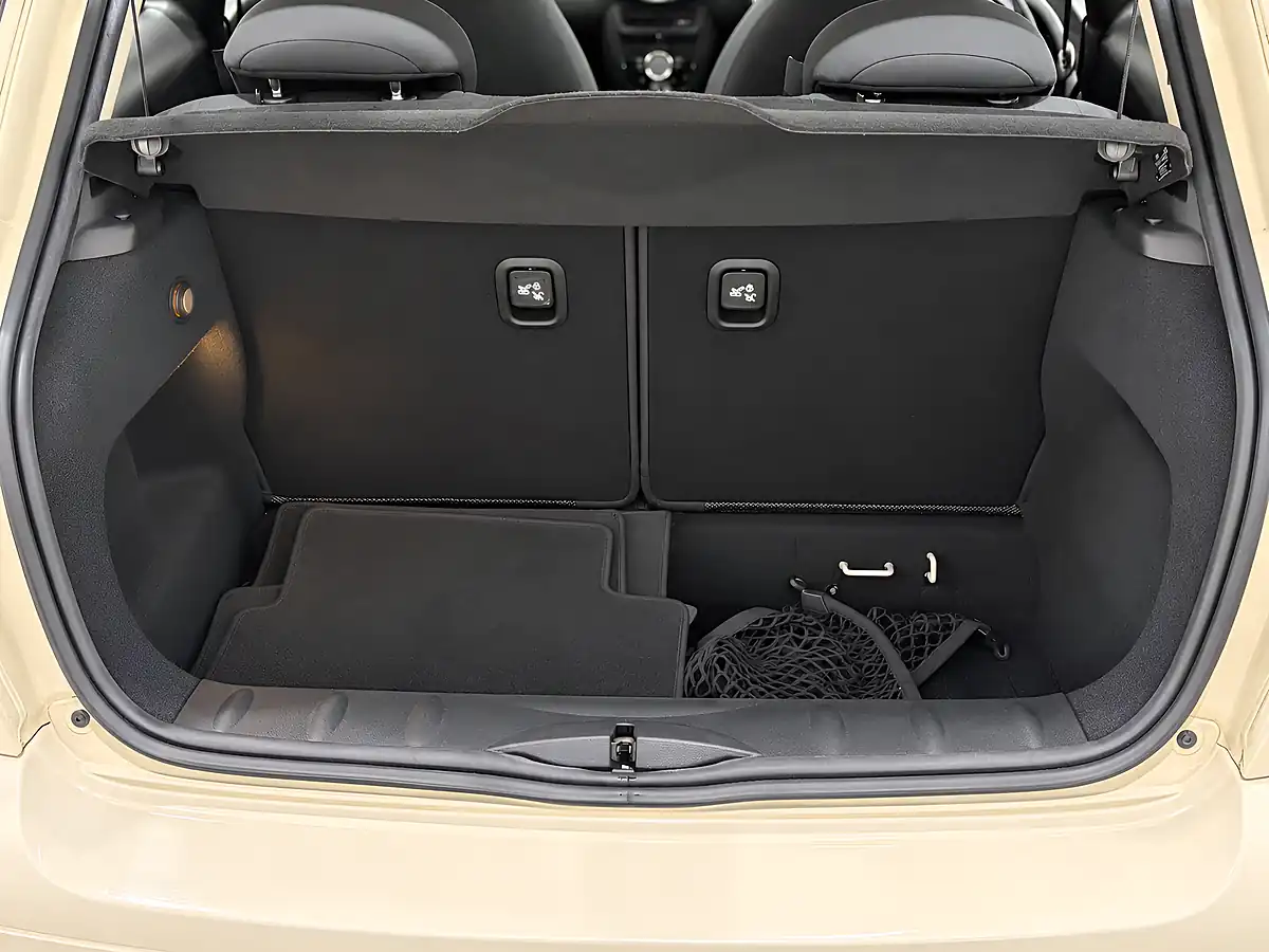 Used 2010 MINI Hatch One White - Interior and Exterior details 12