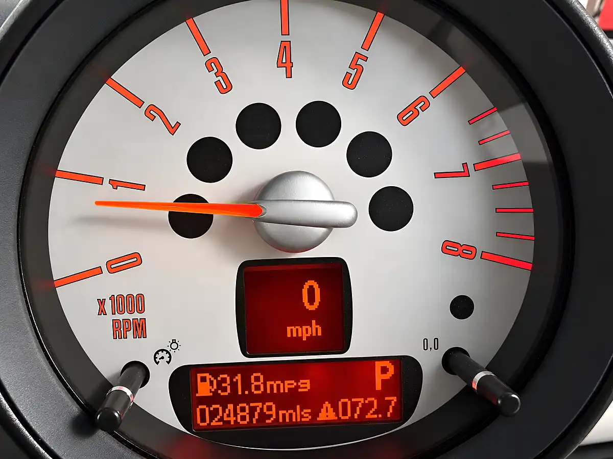 Used 2010 MINI Hatch One White - Interior and Exterior details 15