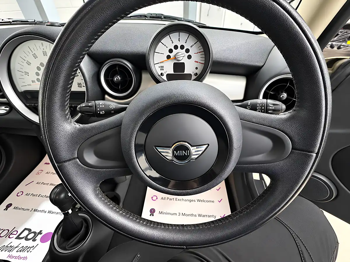 Used 2010 MINI Hatch One White - Interior and Exterior details 16
