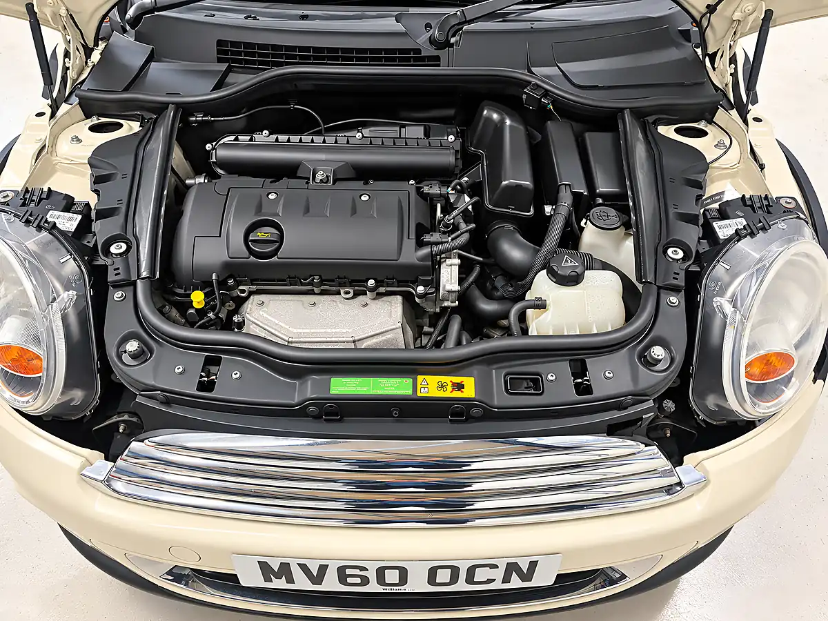 Used 2010 MINI Hatch One White - Interior and Exterior details 19