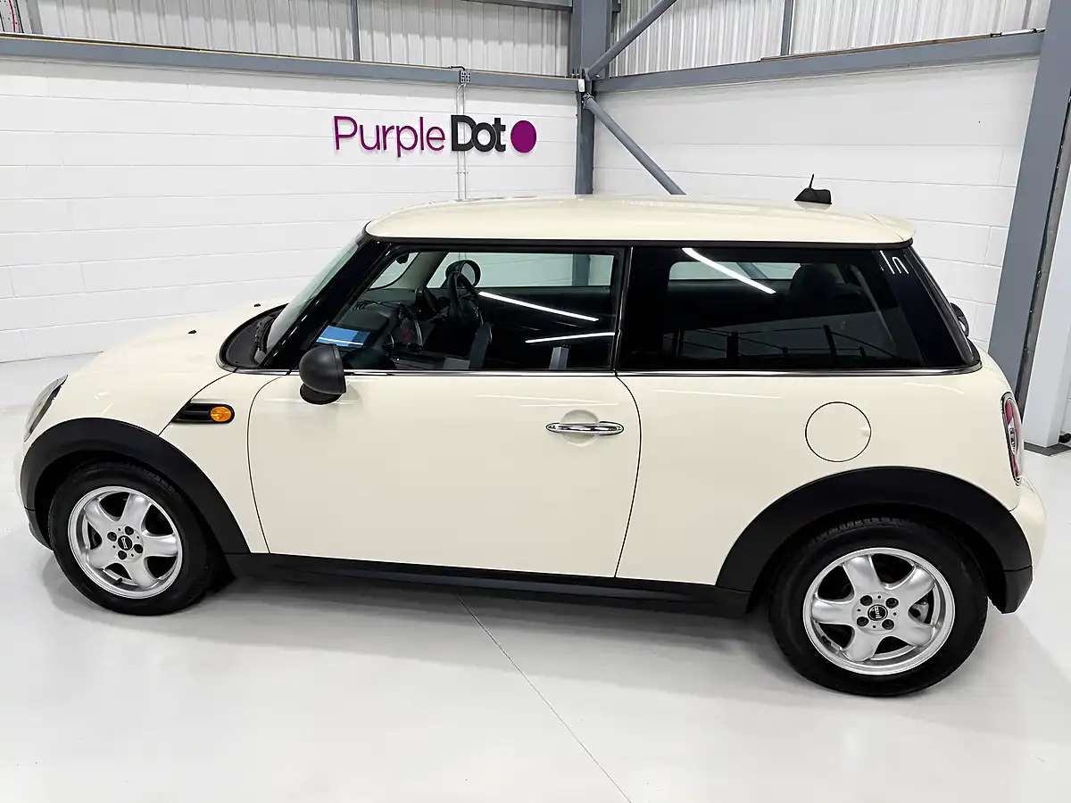 Used 2010 MINI Hatch One White - Interior and Exterior details 4
