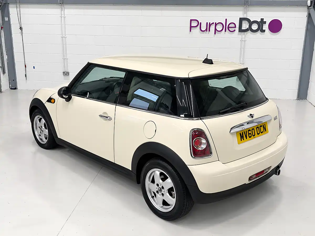 Used 2010 MINI Hatch One White - Interior and Exterior details 5