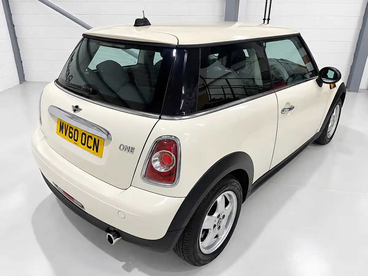 Used 2010 MINI Hatch One White - Interior and Exterior details 6