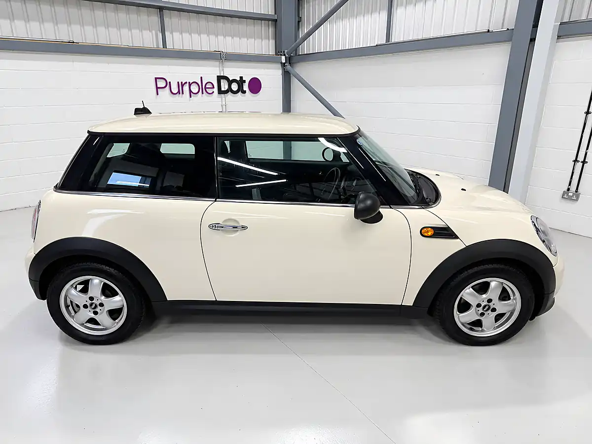 Used 2010 MINI Hatch One White - Interior and Exterior details 7