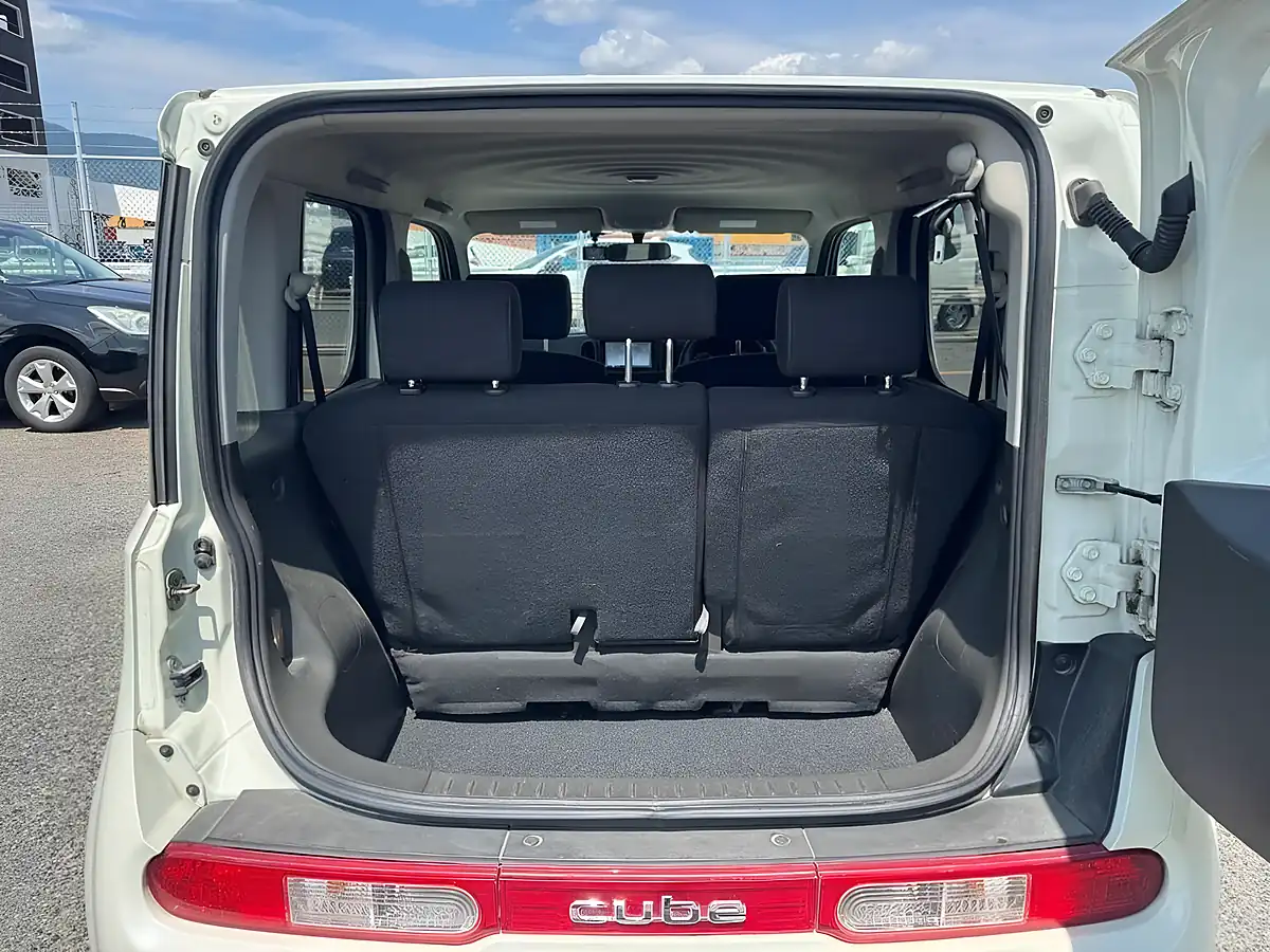 Used 2010 Nissan Cube M Selection White - Interior and Exterior details 13
