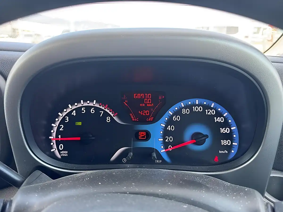 Used 2010 Nissan Cube M Selection White - Interior and Exterior details 14
