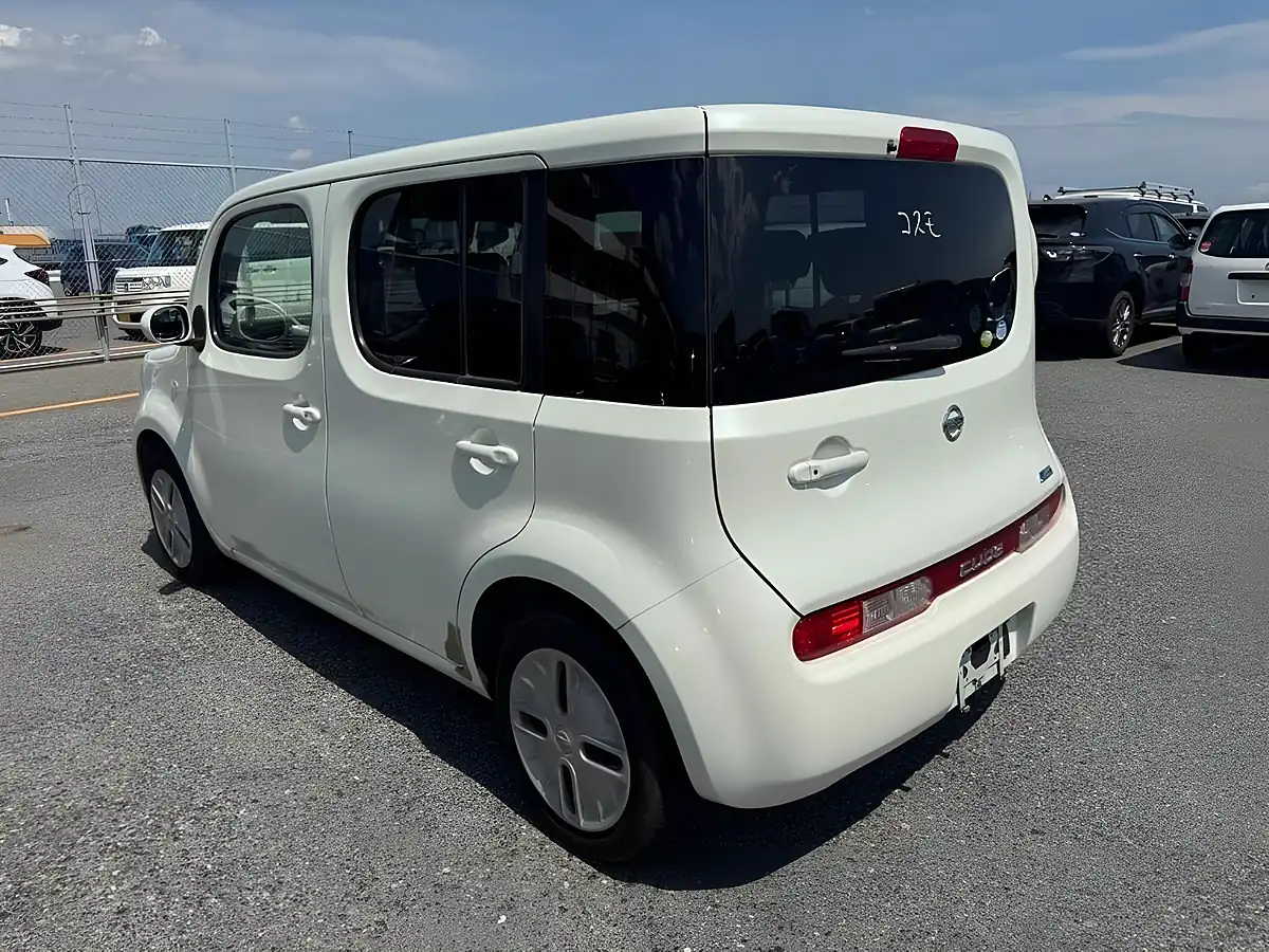 Used 2010 Nissan Cube M Selection White - Interior and Exterior details 4