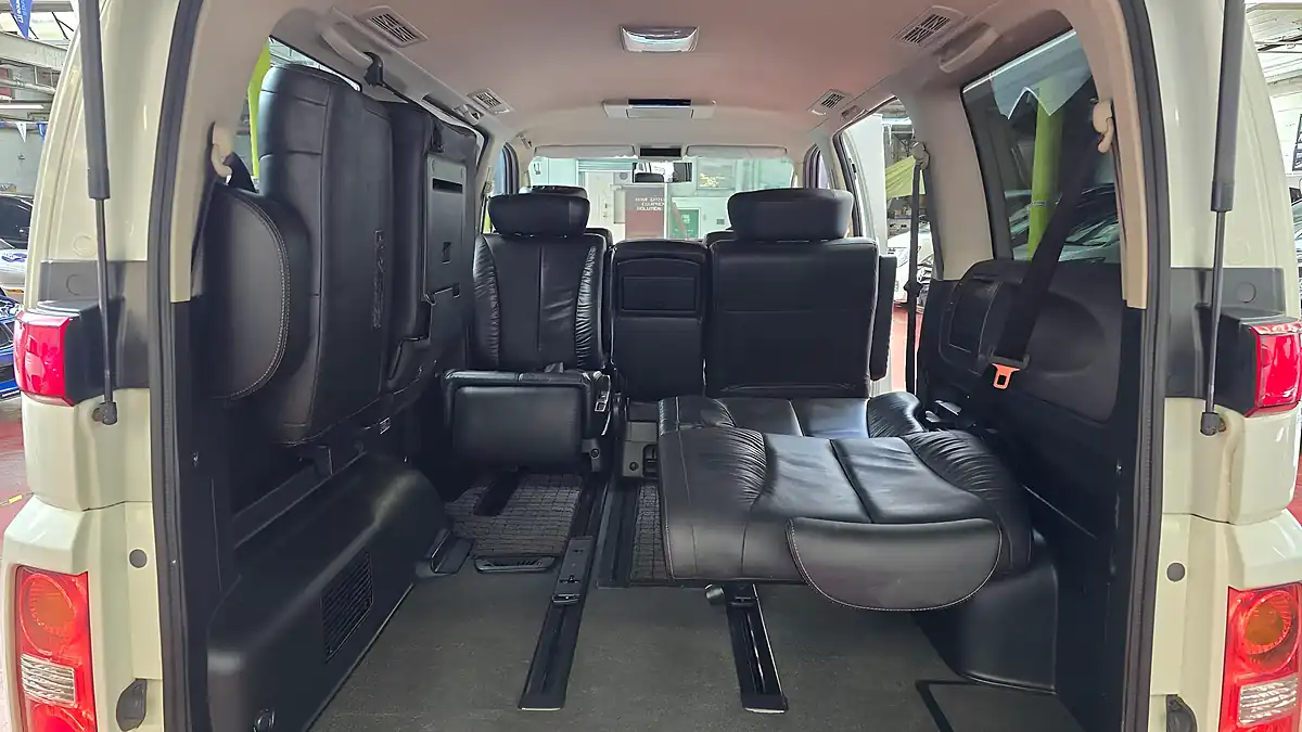 Used 2010 Nissan Elgrand Highway Star Black Leather White - Interior and Exterior details 12