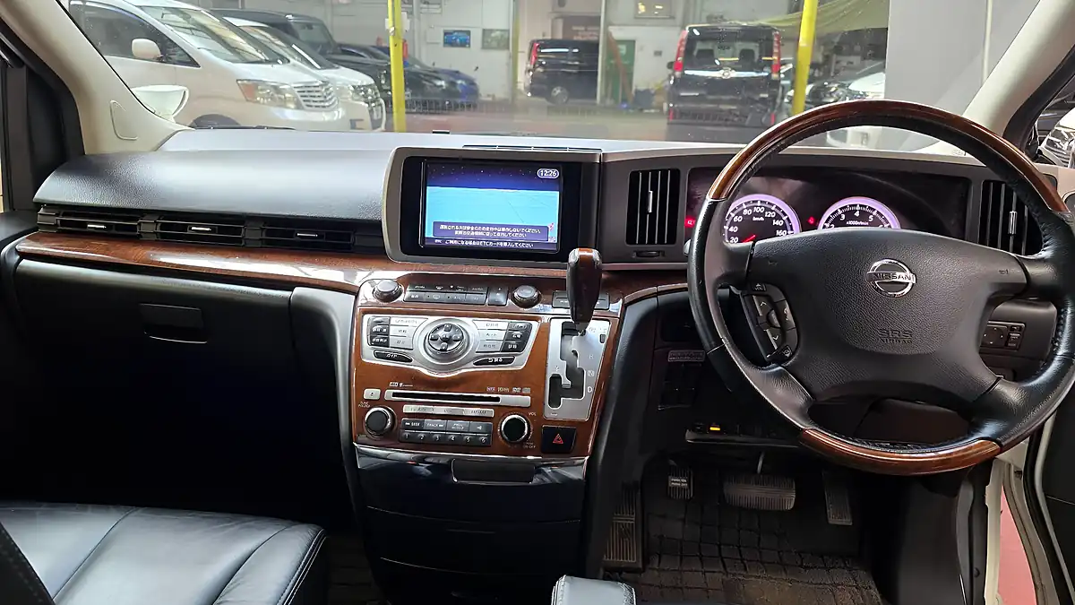 Used 2010 Nissan Elgrand Highway Star Black Leather White - Interior and Exterior details 3