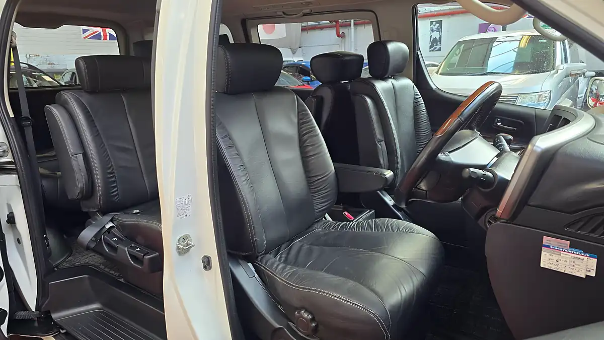 Used 2010 Nissan Elgrand Highway Star Black Leather White - Interior and Exterior details 4