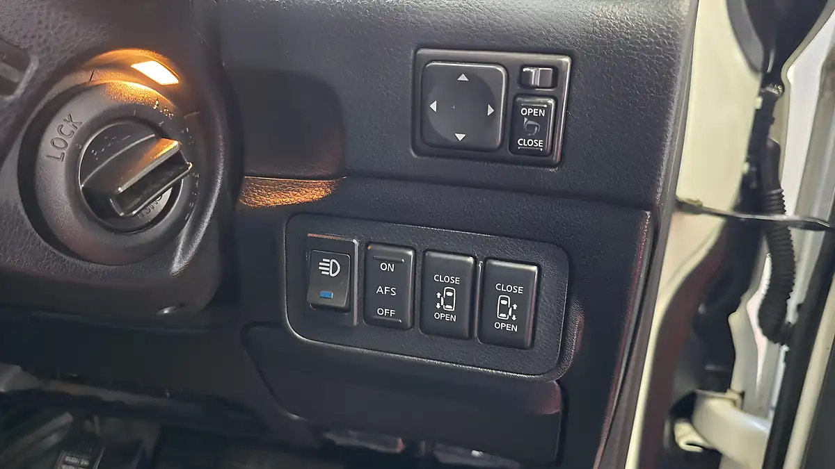 Used 2010 Nissan Elgrand Highway Star Black Leather White - Interior and Exterior details 7