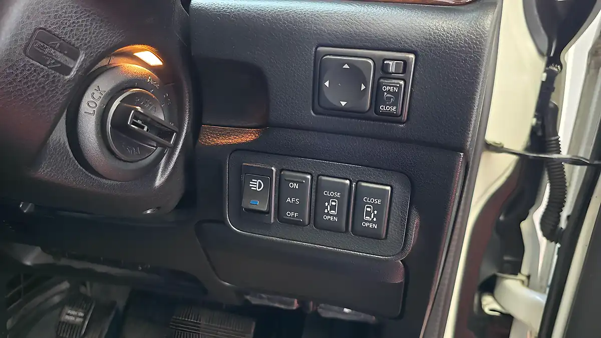 Used 2010 Nissan Elgrand Highway Star Black Leather White - Interior and Exterior details 9