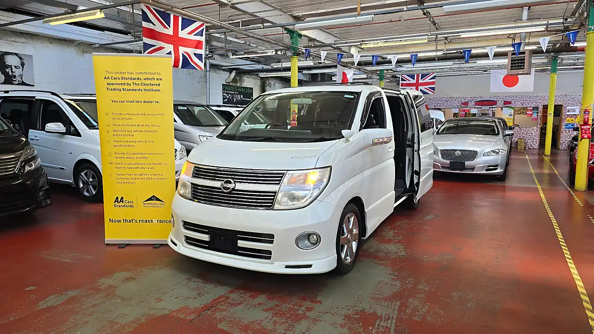 Used 2010 Nissan Elgrand Highway Star Leather Sunroof Top Spc White - Interior and Exterior details 2