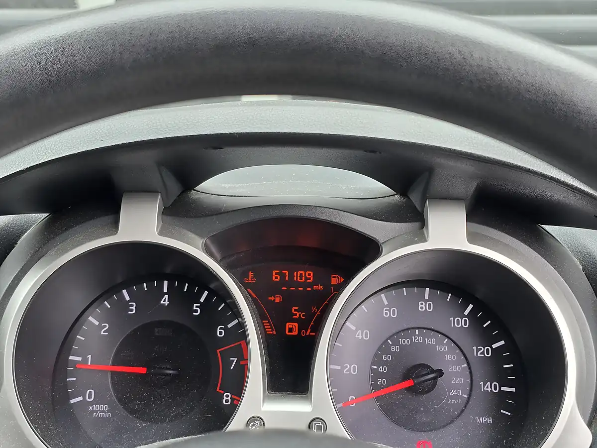 Used 2010 Nissan Juke Visia Red - Interior and Exterior details 10