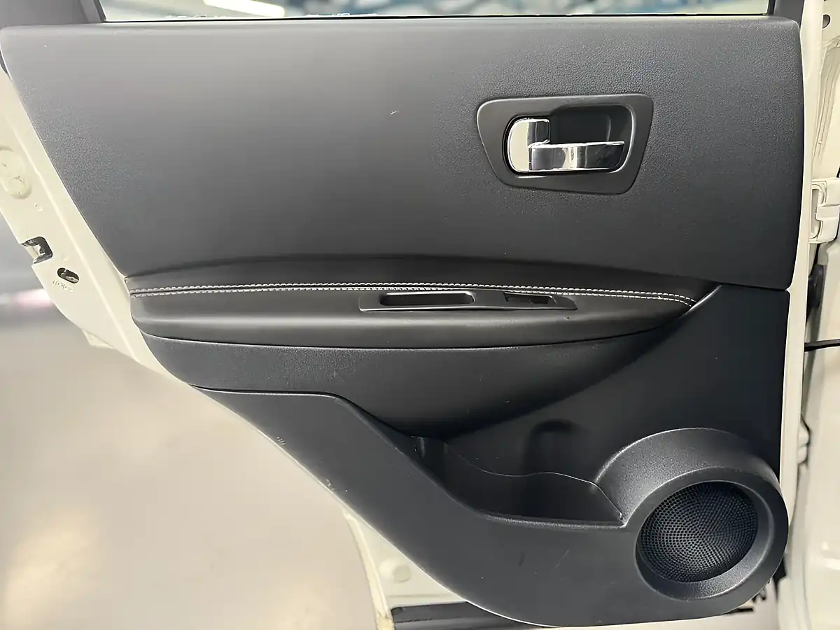 Used 2010 Nissan Qashqai Tekna White - Interior and Exterior details 17