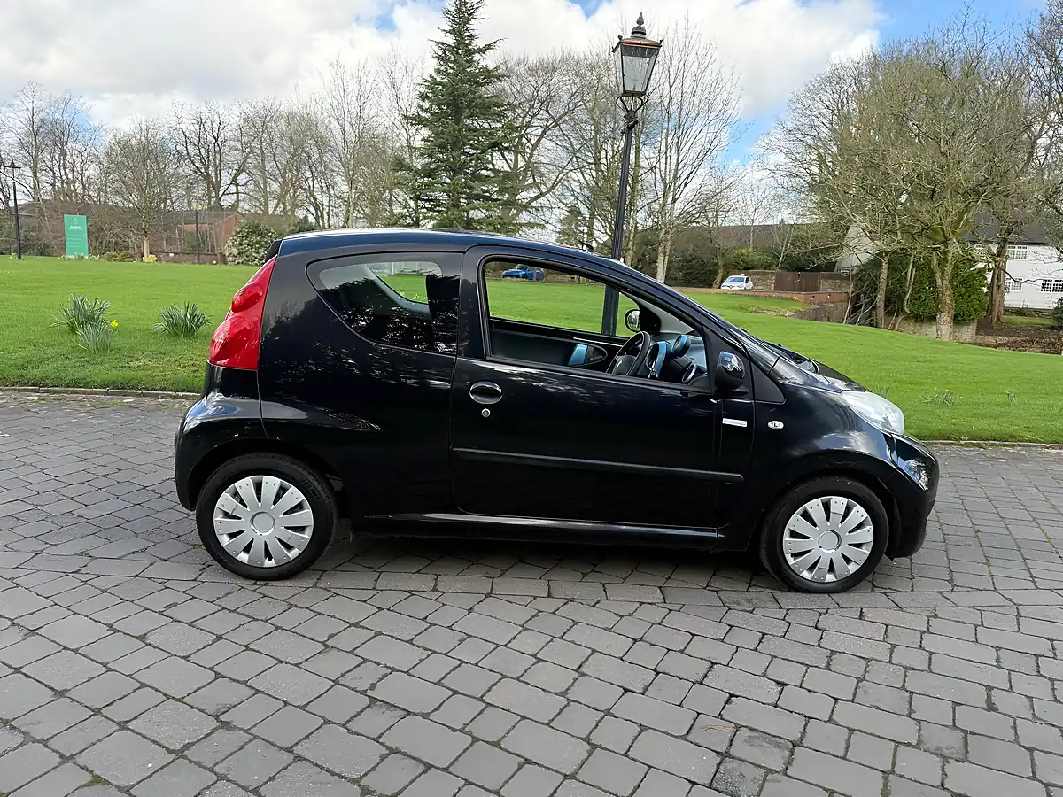 Used 2010 Peugeot 107 Millesim Black - Interior and Exterior details 3