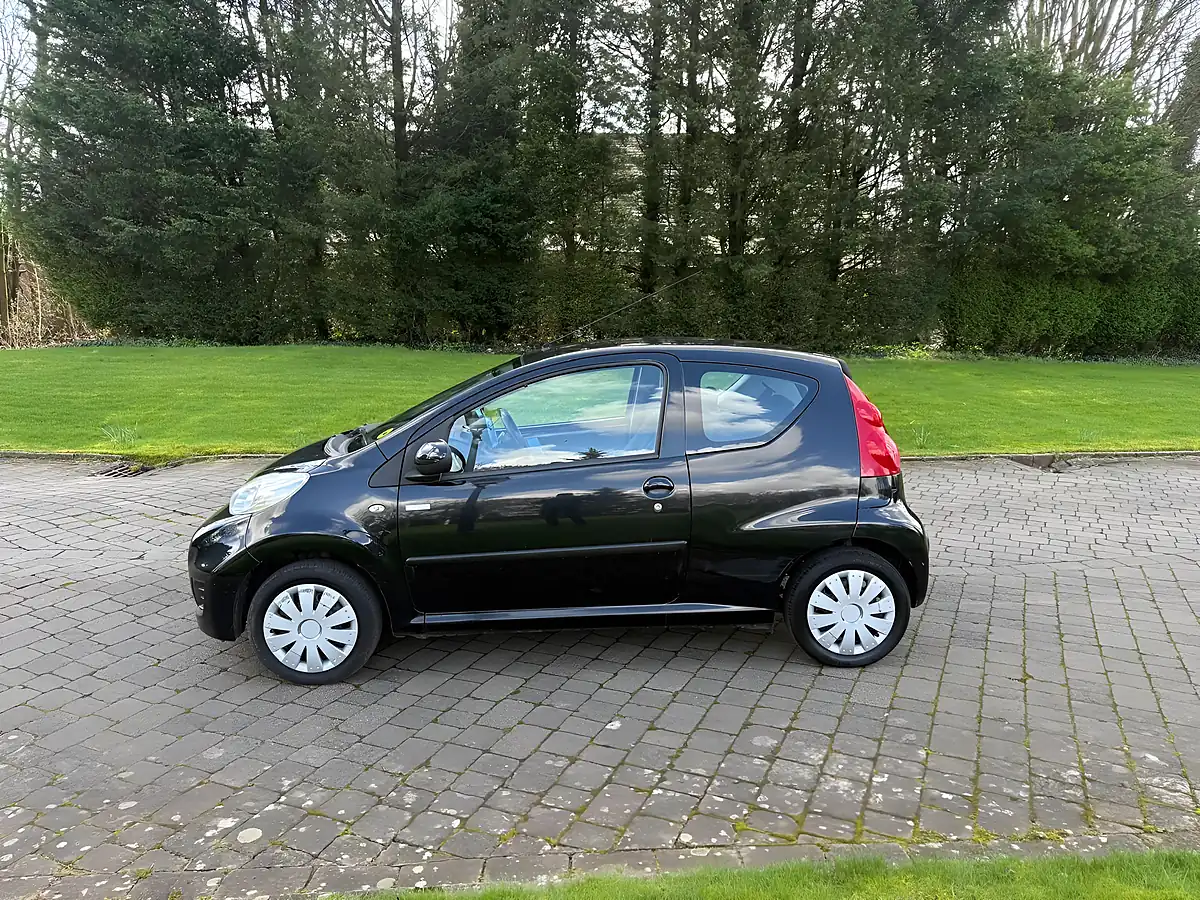Used 2010 Peugeot 107 Millesim Black - Interior and Exterior details 7