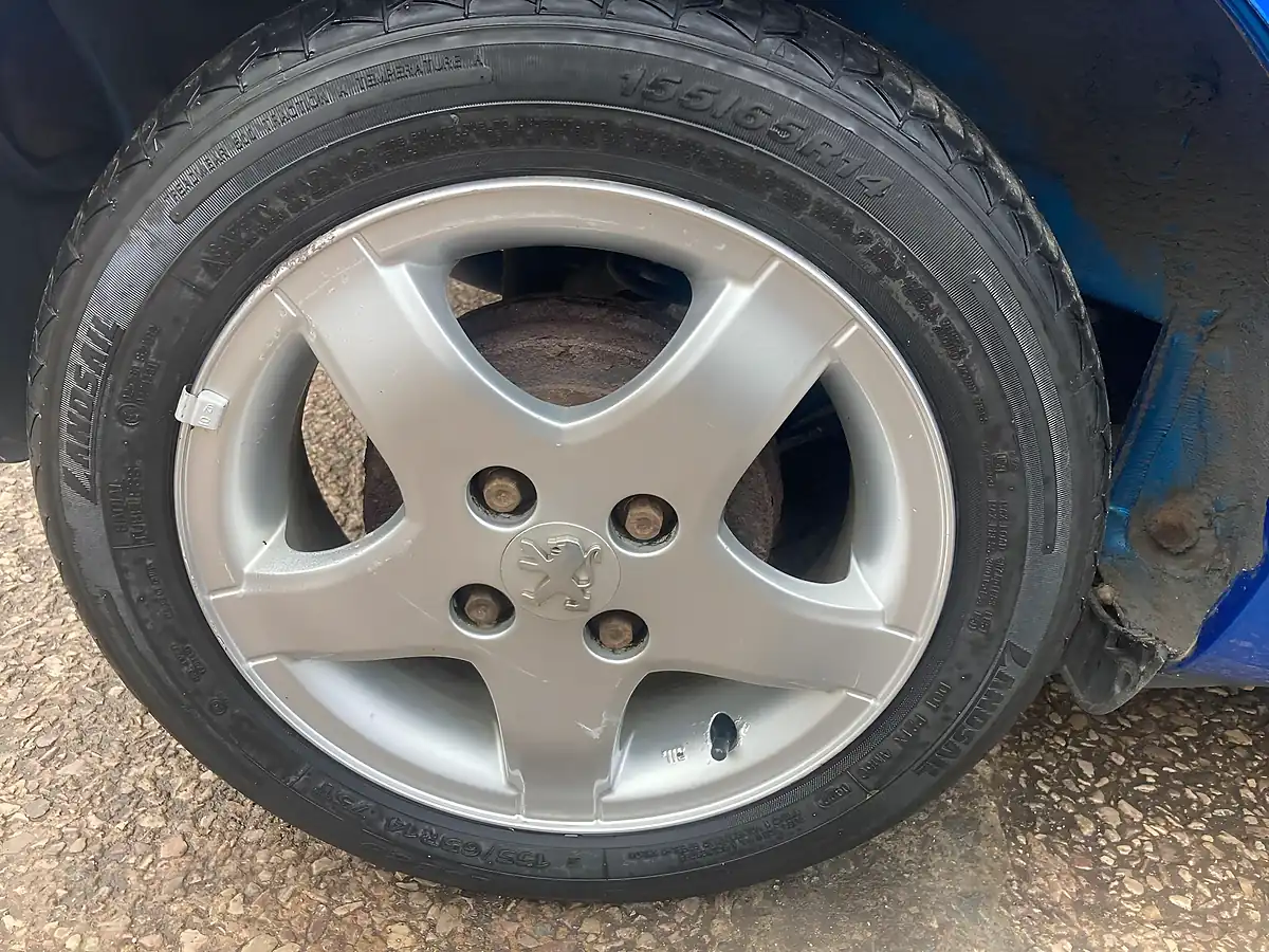 Used 2010 Peugeot 107 Verve Blue - Interior and Exterior details 14
