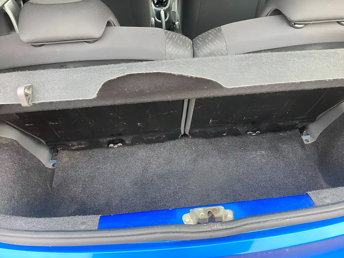 Used 2010 Peugeot 107 Verve Blue - Interior and Exterior details 16