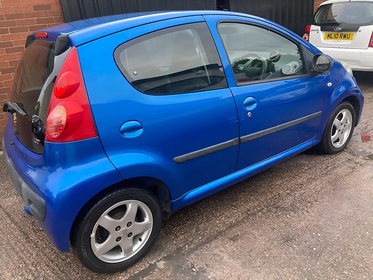 Used 2010 Peugeot 107 Verve Blue - Interior and Exterior details 6
