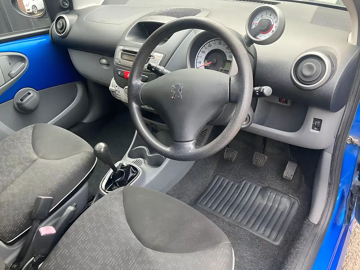 Used 2010 Peugeot 107 Verve Blue - Interior and Exterior details 8