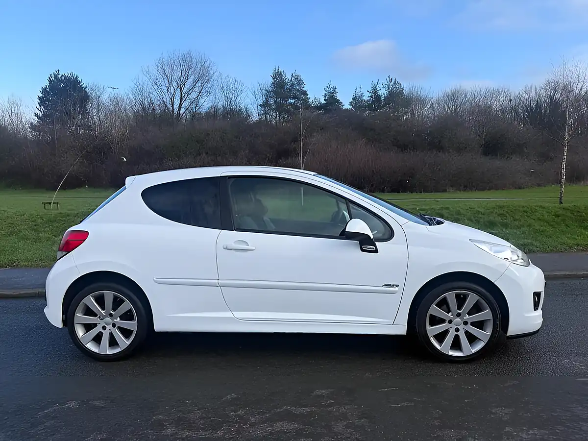 Used 2010 Peugeot 207 Allure White - Front View
