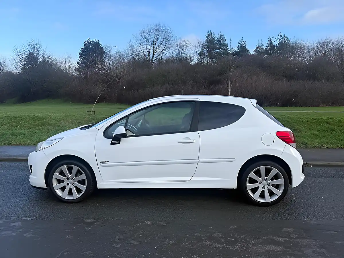 Used 2010 Peugeot 207 Allure White - Interior and Exterior details 4