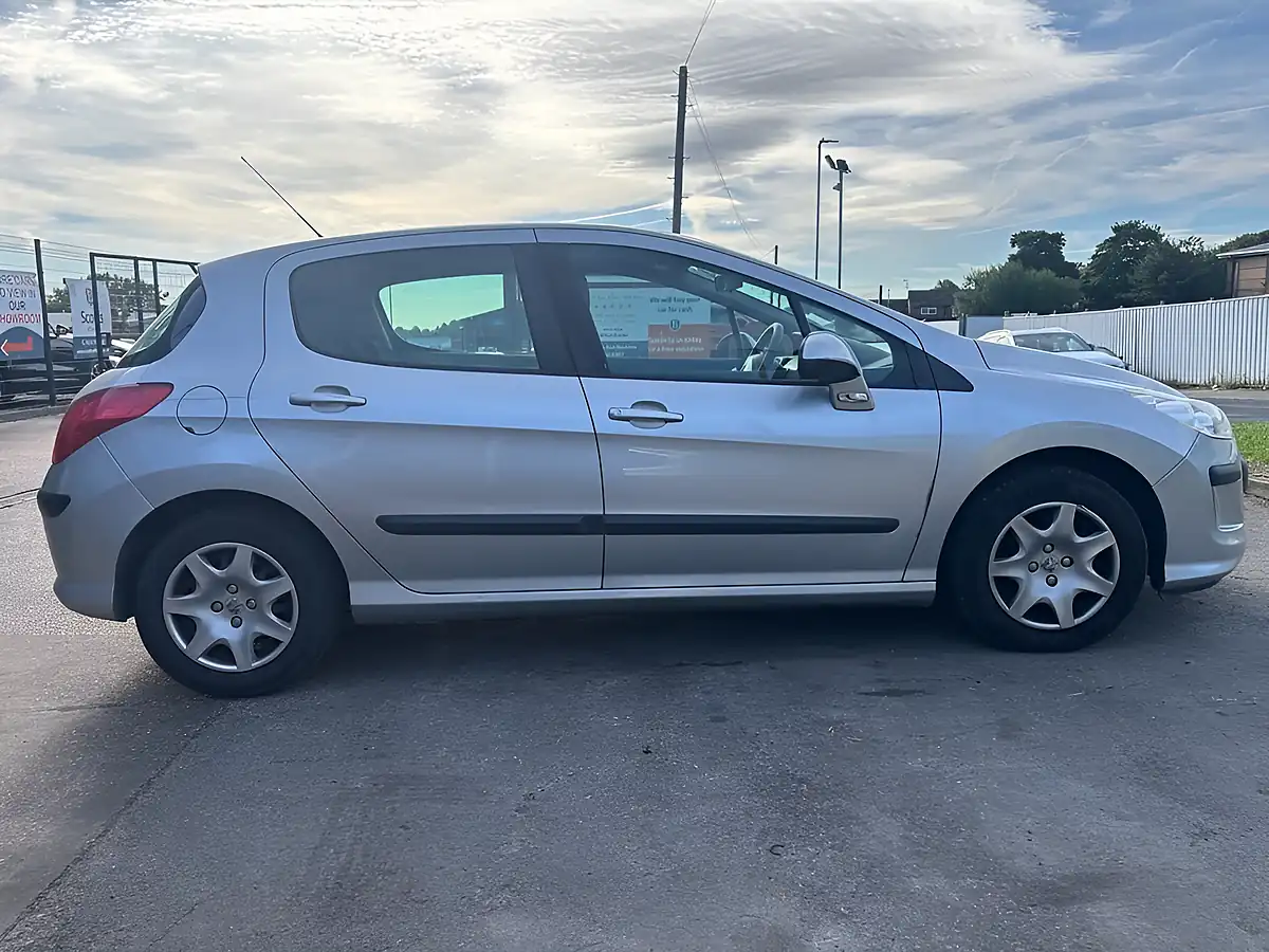Used 2010 Peugeot 308 S Silver - Interior and Exterior details 8