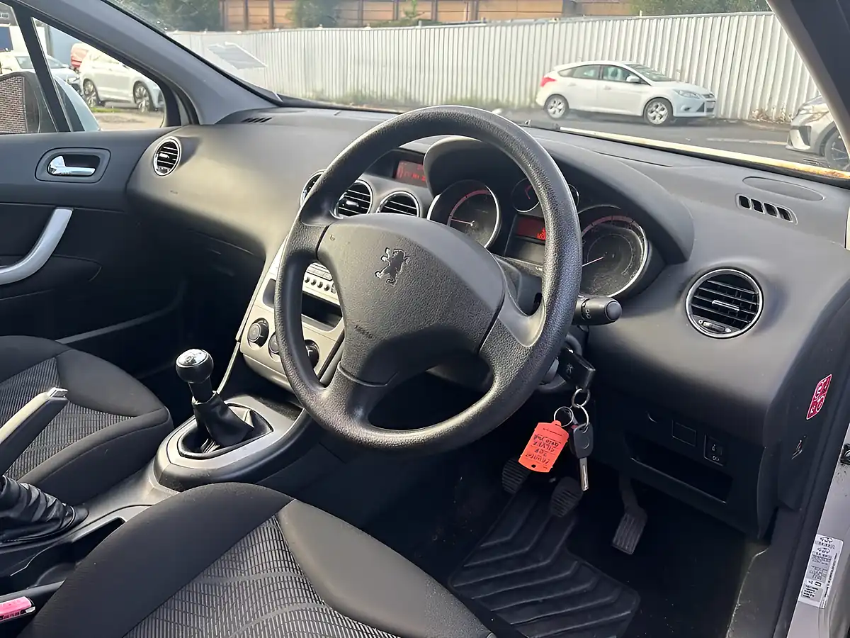 Used 2010 Peugeot 308 S Silver - Interior and Exterior details 9