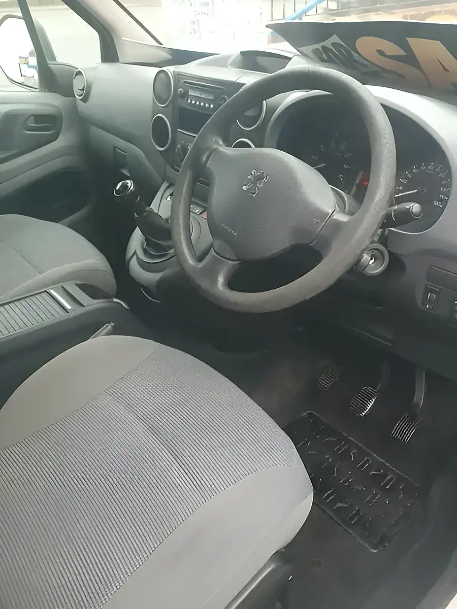 Used 2010 Peugeot Partner Brilliant White - Interior and Exterior details 12