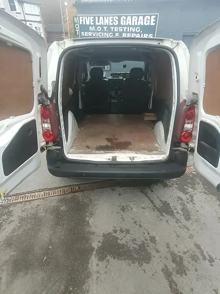 Used 2010 Peugeot Partner Brilliant White - Interior and Exterior details 13